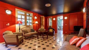 Apartment, 6 Bedrooms | Living room
