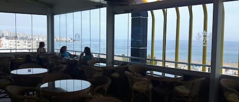 供应早餐、午餐和晚餐,本地与国际菜