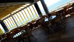 A restaurant with wicker furniture and a view of the ocean. - Jasmin Blue Otel (Silifke)