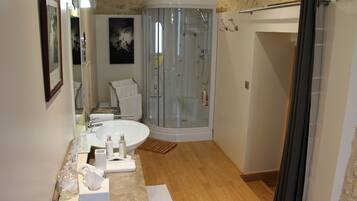 Chambre Double, vue ville (La Place ) | Salle de bain | Douche, douche à « effet pluie », articles de toilette gratuits