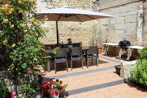 Terrace/patio - Le Patio Chambres et Table dHotes (La Tour-Blanche-Cercles)