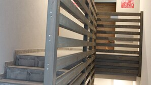 A staircase with a metal railing and wooden steps. - B&B Corte Rossa (Tirano)