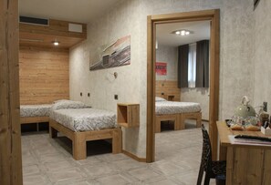 Suite junior, baño privado | 1 habitación, sábanas italianas Frette y ropa de cama de alta calidad 