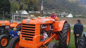 A FIAT tractor on display outdoors with a mountainous backdrop. - B&B Corte Rossa (Tirano)