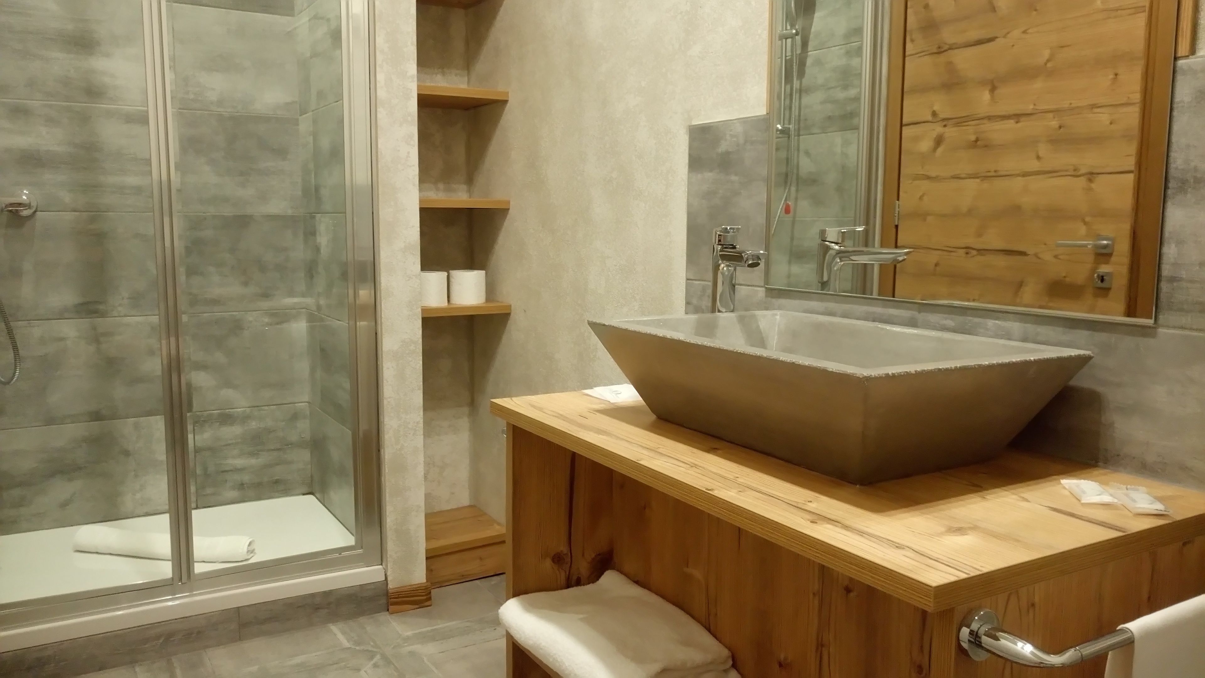 Regadera, regadera tipo lluvia, amenidades de baño gratuitas 
