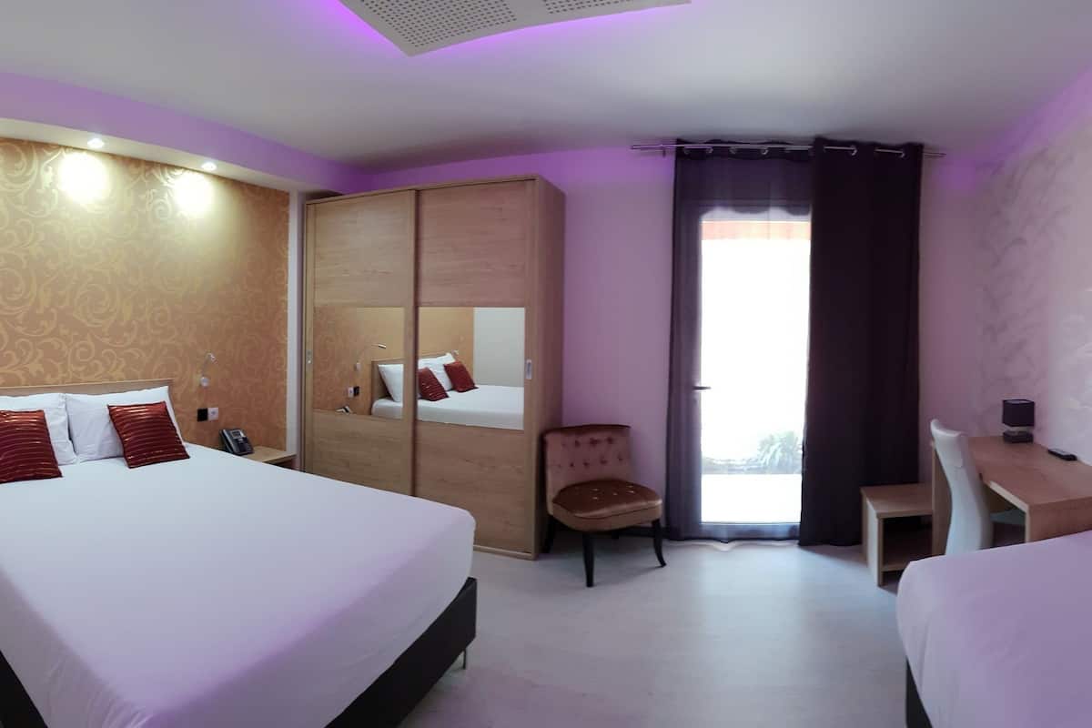 Suite, Garden View | In-room safe, desk, soundproofing, iron/ironing board