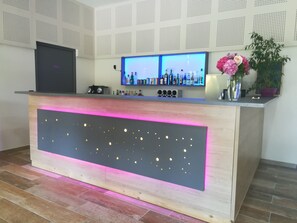 Bar (on property) - L'Hôtel du Lac (Casteljaloux)