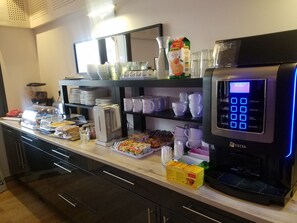 Daily continental breakfast for a fee - L'Hôtel du Lac (Casteljaloux)