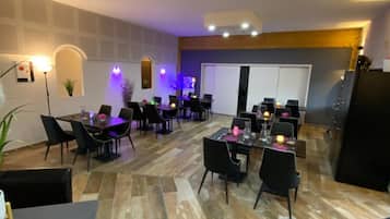 Se sirven desayunos y cocina local e internacional, con vista al jardín
