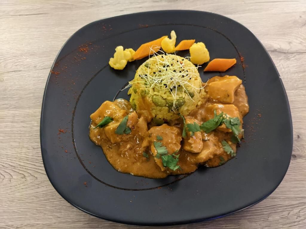 En tallrik mat med en portion grönsaker och en garnering.