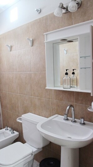 Traditional Apartment, 2 Bedrooms | Bathroom