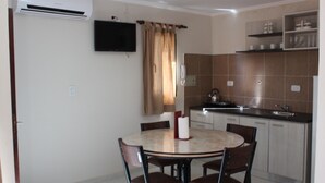 Traditional Apartment, 1 Bedroom | In-room dining