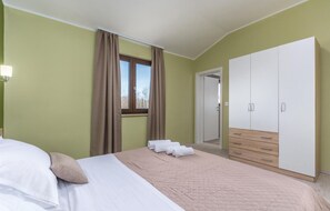3 Schlafzimmer, Reisekinderbett, kostenloses WLAN, Bettwäsche