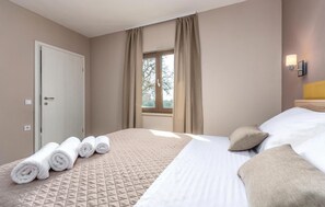 3 bedrooms, travel cot, free WiFi, bed sheets - Amazing home in Katun (Katun)