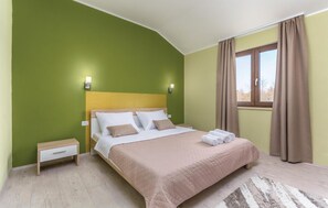 3 bedrooms, travel crib, free WiFi, bed sheets - Amazing home in Katun (Katun)