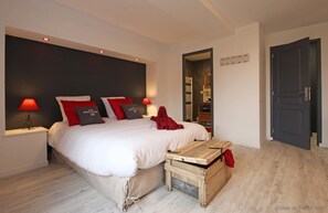Quadruple Room | Individually decorated, individually furnished, desk, blackout drapes - Au fer à cheval (Gandelain)