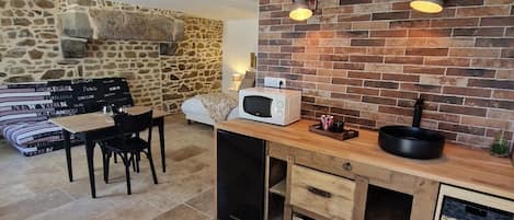 Chambre Quadruple | Cuisine privée | Grand réfrigérateur, micro-ondes, plaque de cuisson