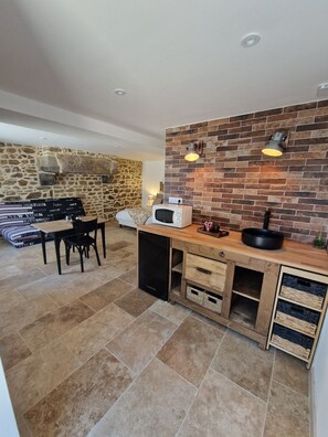 Quadruple Room | Private kitchen | Full-size fridge, microwave, stovetop, coffee/tea maker - Au fer à cheval (Gandelain)