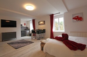 Individueel gedecoreerd, individueel gemeubileerd, een bureau