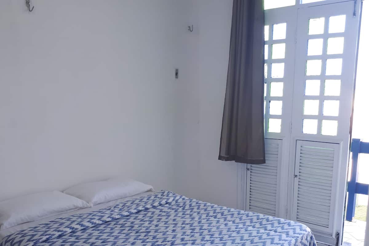 Familie appartement, 2 slaapkamers, uitzicht op strand | Een bureau, verduisterende gordijnen, gratis wifi, beddengoed