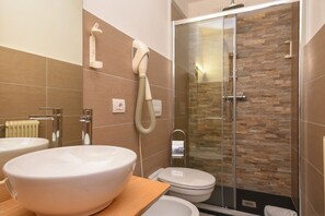 Quarto casal ou duplo superior | Banheiro | Produtos de toalete grátis, secador de cabelo, bidê, toalhas de banho