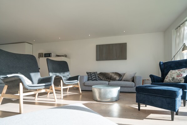 Téléviseur à écran plat, Netflix, lecteur de DVD