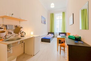 Standard tvåbäddsrum - delat badrum | Eget pentry | Kylskåp, mikrovågsugn, kaffe- och tebryggare och grytor/köksredskap