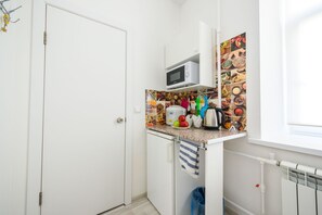 Economy eenpersoonskamer | Privékitchenette | Een koelkast, een microgolfoven, een waterkoker