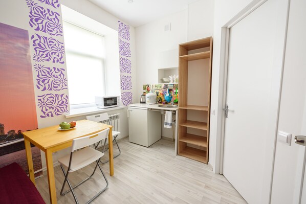 Deluxe Double Room | Private kitchenette | Fridge, microwave, electric kettle, cookware/dishes/utensils