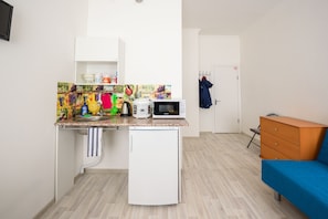 Family Triple Room | Private kitchenette | Fridge, microwave, electric kettle, cookware/dishes/utensils