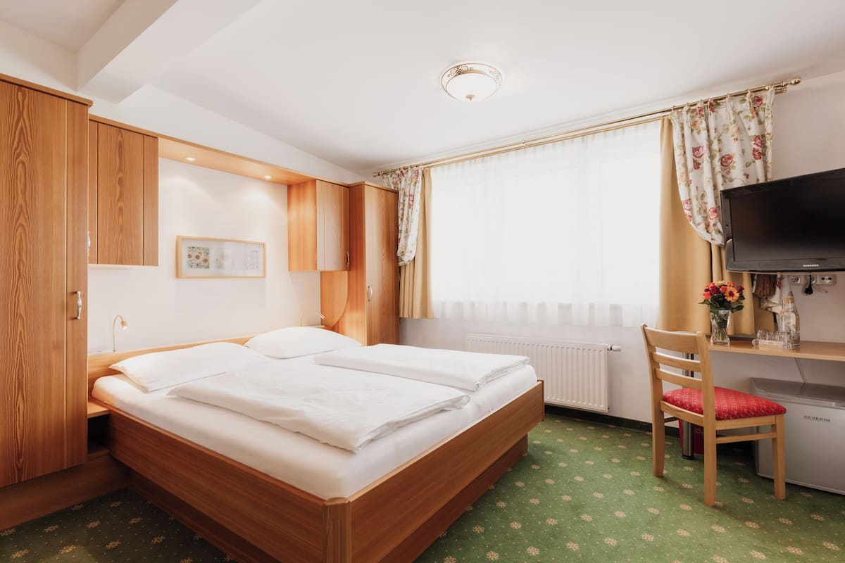 Familiekamer, 2 slaapkamers, niet-roken, uitzicht op vallei | 1 slaapkamer, hypoallergeen beddengoed, een kluis op de kamer