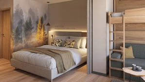 Un dormitorio con cama, un mural en la pared, una escalera de madera y una mesita con velas.