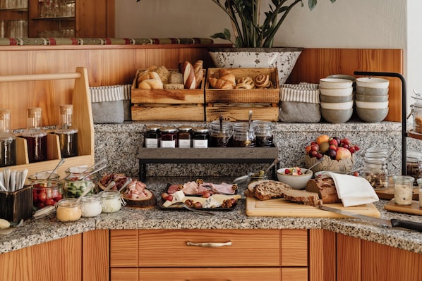 Free daily buffet breakfast