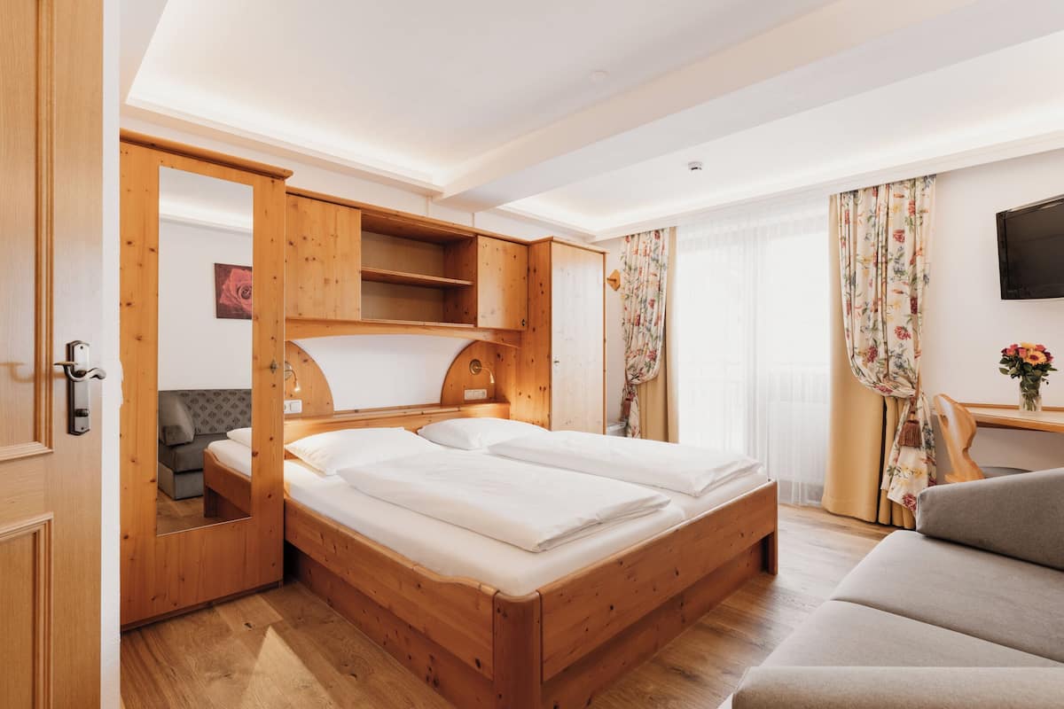 Standaard tweepersoonskamer, 1 queensize bed, niet-roken, uitzicht op vallei | 1 slaapkamer, hypoallergeen beddengoed, een kluis op de kamer
