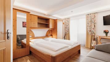 Standard Double Room, 1 Queen Bed, Non Smoking, Valley View | Hypo-allergenic bedding, in-room safe, desk, soundproofing