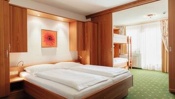 Familiekamer, 2 slaapkamers, niet-roken, uitzicht op vallei | 1 slaapkamer, hypoallergeen beddengoed, een kluis op de kamer