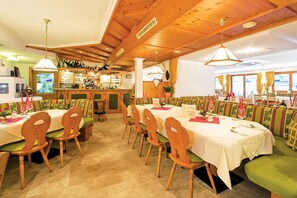 Aperto a colazione e cena, cucina locale e internazionale