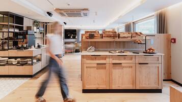 Una cocina moderna con armarios de madera, una isla central y un comedor con vistas.