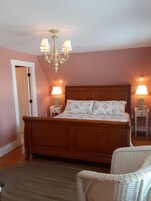 Habitación doble, 1 cama de matrimonio grande | 1 dormitorio, decoración individual, tabla de planchar con plancha