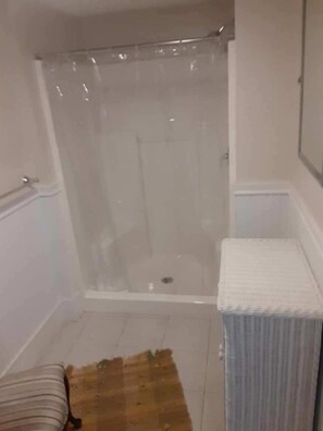 Double Room, 1 Queen Bed | Bathroom | Shower, free toiletries, hair dryer, towels - Bittersweet Bed and Breakfast (York Beach)