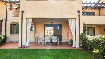 Premier Apartment, 2 Bedrooms, Patio, Pool View | Teres/patio