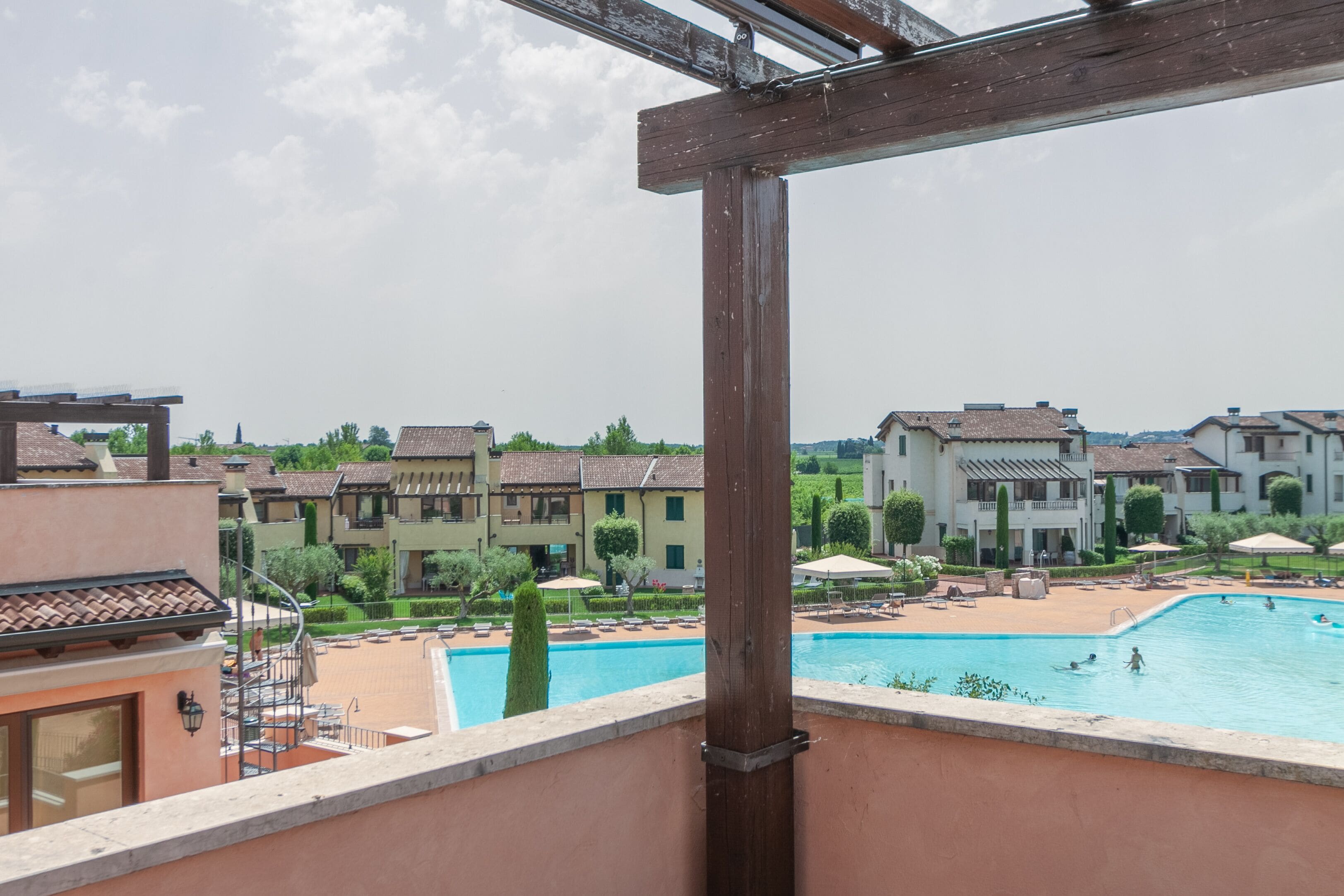 Deluxe-Apartment, Terrasse, Poolblick | Daunenbettdecken, schallisolierte Zimmer, Bügeleisen/Bügelbrett