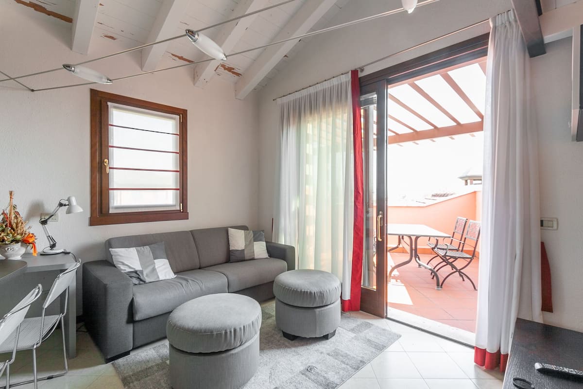 Dúplex Confort, Terraza, vista a la alberca | Área de sala de estar | Televisión de pantalla plana de 32 pulgadas con canales digitales