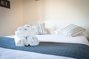 Apartament Deluxe, 1 dormitori, vistes a la piscina | Cobrellits, decoració individual i mobiliari individual 