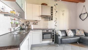 Family Apartment, 2 Bedrooms, Pool View, Ground Floor | Dapur peribadi | Peti sejuk/penyejuk beku saiz penuh, ketuhar, dapur