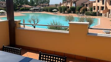 Monolocale Deluxe, terrazzo, vista piscina | Copriletto in piuma, con stile personalizzato