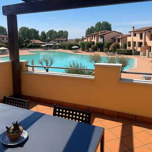 Estudi Deluxe, terrassa, vistes a la piscina | Cobrellits, decoració individual i mobiliari individual 