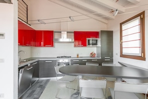 Comfort Duplex, Terrace, Pool View | Private kitchen | Full-sized fridge, oven, stovetop, dishwasher - Lugana Village Resort & Sporting Club (Peschiera del Garda)