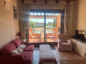 Comfort-Apartment, 2 Schlafzimmer, Poolblick | Wohnbereich | 32-Zoll-Flachbildfernseher mit Digitalempfang, Fernseher