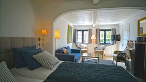 Doppelzimmer, 1 Doppelbett und Schlafsofa, Gemeinschaftsbad | Wohnzimmer | Fernseher